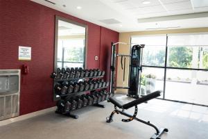 einen Fitnessraum mit einem Kleiderständer in der Unterkunft Home2 Suites By Hilton Hammond, La in Hammond