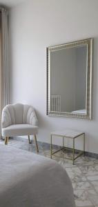 ein Wohnzimmer mit einem weißen Sofa und einem Spiegel in der Unterkunft Angela's Apartment. Elegant two bedroom house in Irsina in Irsina