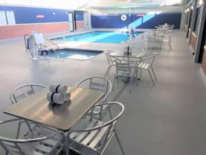 Bassein majutusasutuses Radisson Hotel La Crosse või selle lähedal