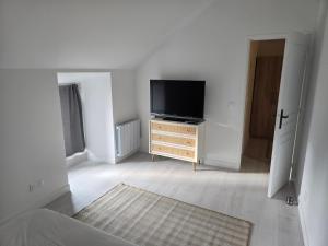TV a/nebo společenská místnost v ubytování maison à frehel