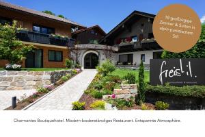 una foto de una casa con jardín en freistil Boutiquehotel, en Sonthofen