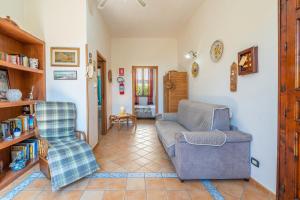 una sala de estar con un sofá y una silla en Casa del limoneto di Corrado Fronte, en Noto
