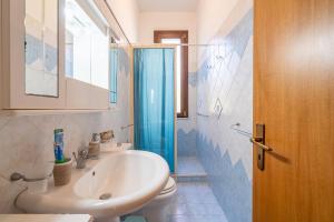 Un baño con lavabo, inodoro y ducha. en Casa del limoneto di Corrado Fronte, en Noto 17 fotos más