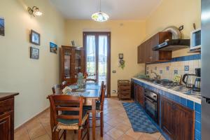 Una cocina con una mesa y sillas en una habitación. en Casa del limoneto di Corrado Fronte, en Noto