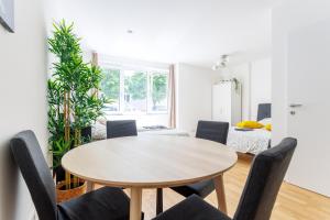a dining room with a table and chairs at Central Modern Studio Apartment with Free Parking in Vienna