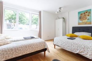 a bedroom with two beds and a window at Central Modern Studio Apartment with Free Parking in Vienna +20 photos
