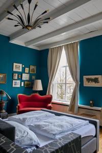 GoedereedeB&B Röderhaus Guesthouse Goedereede的蓝色的卧室设有一张大床和一个窗户