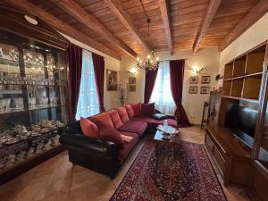 sala de estar con sofá rojo y TV en Appartamento Florinella, en Ospedaletto