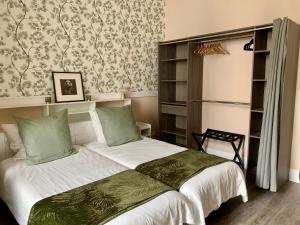 Un dormitorio con una cama y una estantería. en PYRENE HOLIDAYS - Héraclès - Locations cure thermale et voyage à Bagneres de Bigorre, en Bagnères-de-Bigorre