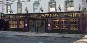 een paars gebouw met een restaurant in een straat bij Mulcahys in Clonmel