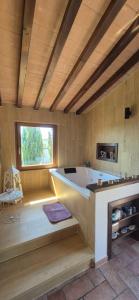 Televízia a/alebo spoločenská miestnosť v ubytovaní Agriturismo Suite del Conte