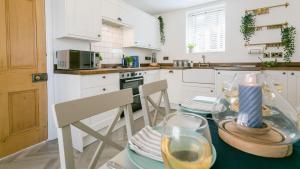 una cocina con una mesa con una vela en Ty Capel Mawr, en Menai Bridge
