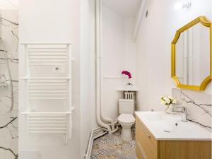 Kúpeľňa v ubytovaní Cozy Apartment - Champs Elysees - Wagram + 27 fotografií