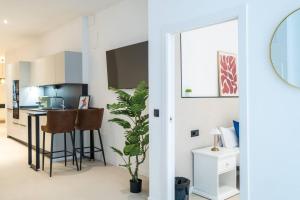 a room with a kitchen with a table and a mirror at Apt new Mestalla | jacuzzi | billar | ping pong in Valencia