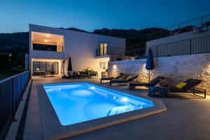 a swimming pool on the roof of a house at Villa Casa de Flores in Dubravka