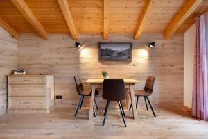 a dining room with a table and chairs at Kramer in Garmisch-Partenkirchen