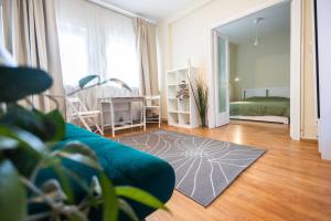 En eller flere senge i et værelse på 1Bed Flat Central Bucharest + 42 billeder