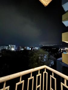 balcone con vista sulla città di notte di Elevated living luxury apartment with Mountain view a Dehradun Altre 32 foto