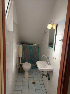 ein kleines Badezimmer mit Toilette und Waschbecken in der Unterkunft Evaggelatos Cottage in Lixouri