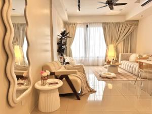 Posezení v ubytování Tropicana 218 Macalister #softcreamy #InfinityPool #7pax #3BR2bath #Quality well maintained #Private host