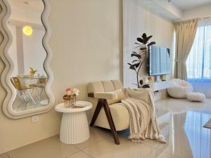 Postel nebo postele na pokoji v ubytování Tropicana 218 Macalister #softcreamy #InfinityPool #7pax #3BR2bath #Quality well maintained #Private host