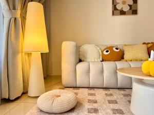 Posezení v ubytování Tropicana 218 Macalister #softcreamy #InfinityPool #7pax #3BR2bath #Quality well maintained #Private host