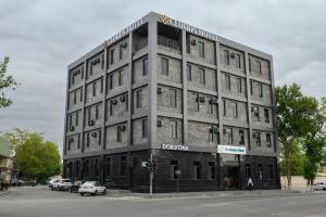 塔什干Clouds Hotel的街角的一座大楼