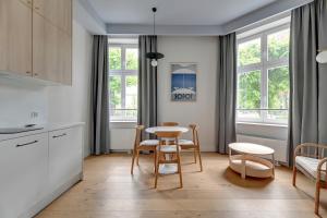 Η κουζίνα ή μικρή κουζίνα στο White Dune by Grand Apartments