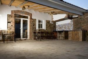 a patio with chairs and tables in a building at La Calderera in Talarrubias