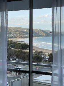 洛恩Ocean view in Lorne的从窗户可欣赏到海滩景色 更多10张照片