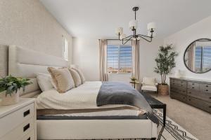 Un dormitorio con una cama, una cómoda y un espejo. en Luxe Queen Creek Home with Pool, Yard, Work Station, en Queen Creek 35 fotos más