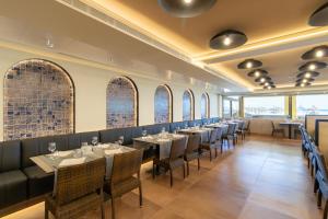 a row of tables and chairs in a restaurant at Golden Donaire Beach 4 Sup in La Pineda