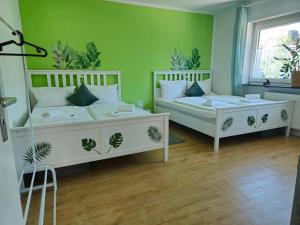 Postel nebo postele na pokoji v ubytování Dschungel-Apartment Steubenstr 13