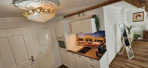 cocina con encimera y lámpara de araña en Sisi's Loft - Imperial Charm, en Bad Ischl 6 fotos más