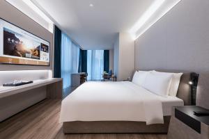 Llit o llits en una habitació de Orange Crystal Hotel, Nanshan Science and Technology Park, Shenzhen