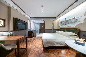 Postel nebo postele na pokoji v ubytování Nost algia S Hotel Jinwan Square, Tianjin Railway St ation