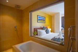 Postel nebo postele na pokoji v ubytování Velvet Luxe Hotel