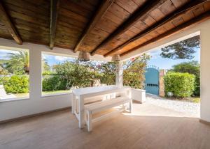 En balkon eller terrasse på Casa Linda 100m from the beach