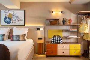 Ein Bett oder Betten in einem Zimmer der Unterkunft Yuna Montmartre - ApartHotel