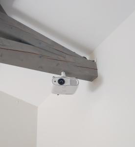 eine Kamera an der Zimmerdecke in der Unterkunft Domaine Sources de L'Oppidum in Gaujac + 34 Fotos