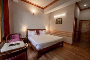 Pine Vista Resort !! A Complete Resort with all Facilities # A Beautiful Mountain View # Best Selling Property客房内的一张或多张床位