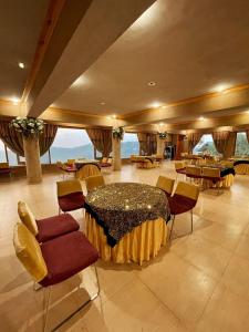 Pine Vista Resort !! A Complete Resort with all Facilities # A Beautiful Mountain View # Best Selling Property的休息区