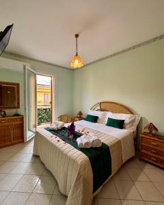 Un dormitorio con una cama grande y una ventana en Aspra Mare House, en Ficarazzi