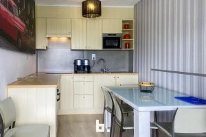 Nhà bếp/bếp nhỏ tại De Haan 2 kamer vlak aan zee +3 ảnh