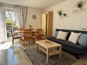 HagenにあるLandferienhaus Sonnenblumeのソファとテーブルのあるリビングルーム