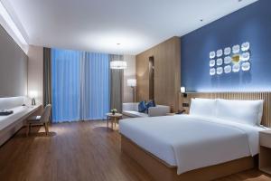 Llit o llits en una habitació de Orange Crystal Hotel, Nanshan Science and Technology Park, Shenzhen