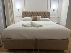 Postel nebo postele na pokoji v ubytování Emy Suites
