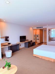 Postel nebo postele na pokoji v ubytování Muong Thanh Luxury Nha Trang Hotel