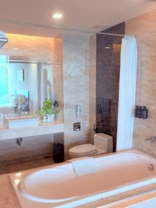 Koupelna v ubytování Muong Thanh Luxury Nha Trang Hotel