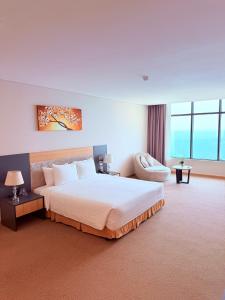 Postel nebo postele na pokoji v ubytování Muong Thanh Luxury Nha Trang Hotel
